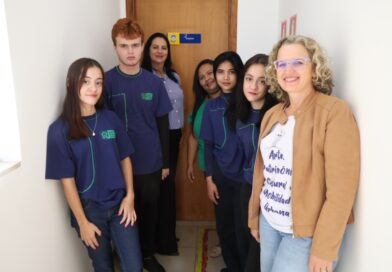 Alunos que integram projeto histórico visitam Setor de Arquivo da Câmara de Dourados