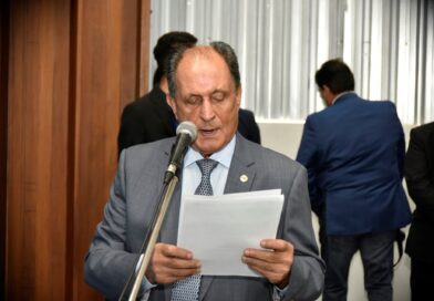 Deputado Zé Teixeira cobra recuperação do asfalto para bairros de Dourados