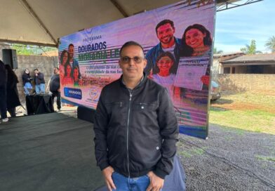 Inspetor Cabral participa de entrega de títulos habitacionais e questiona ausência de anúncio em evento público