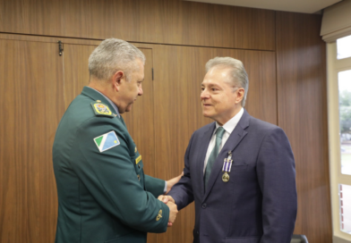Diretor-geral da Ejud-MS recebe Medalha Tiradentes da Polícia Militar